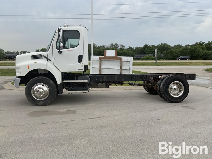 2009-freightliner-m2-106-image-8