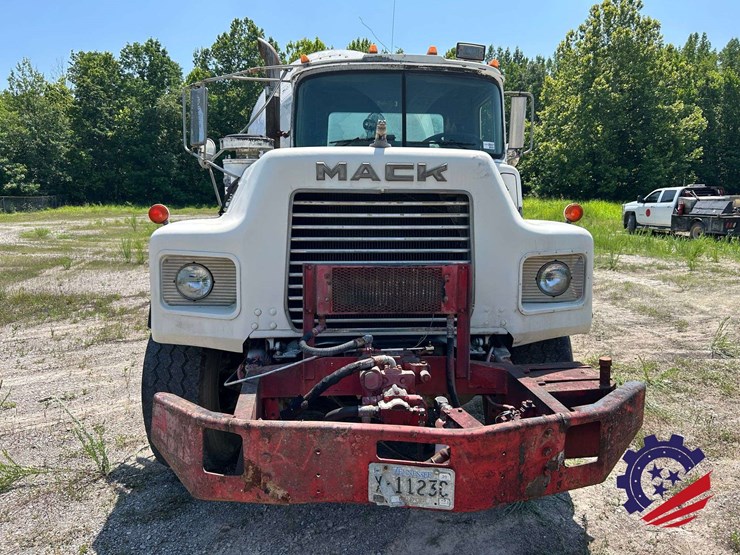 1992-mack-dm600gk-rear-discharge-concrete-mixer-truck-image-13