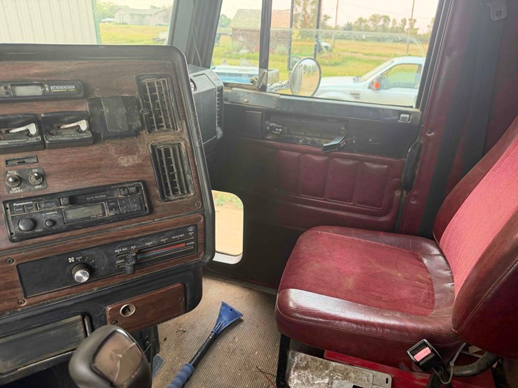 1996-freightliner-fld-semi-image-11