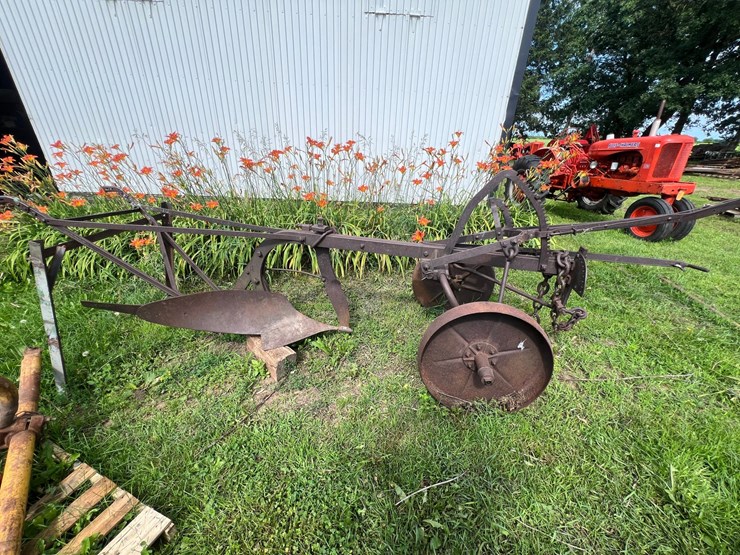 #9925-•-ih-groundbreaking-plow-image-1