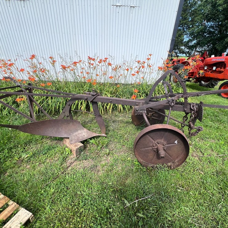 #9925 • IH Groundbreaking Plow