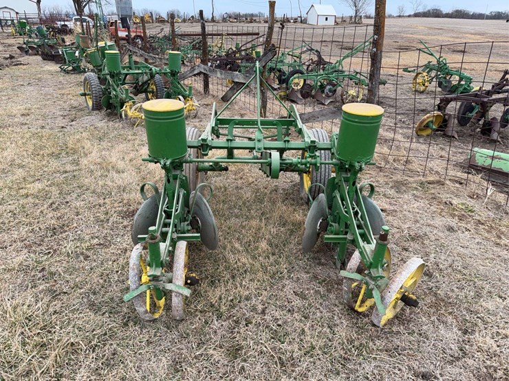 john-deere-two-row-pull-type-planter-image-1