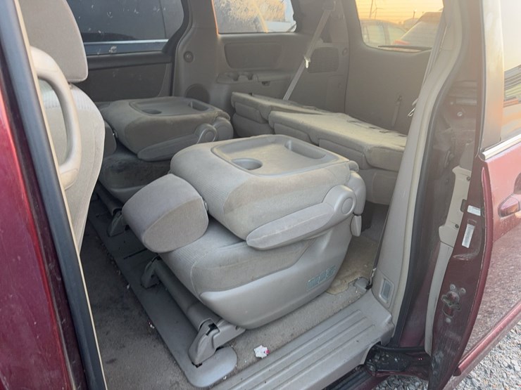 2004-toyota-sienna-image-25