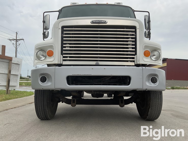 2009-freightliner-m2-106-image-9