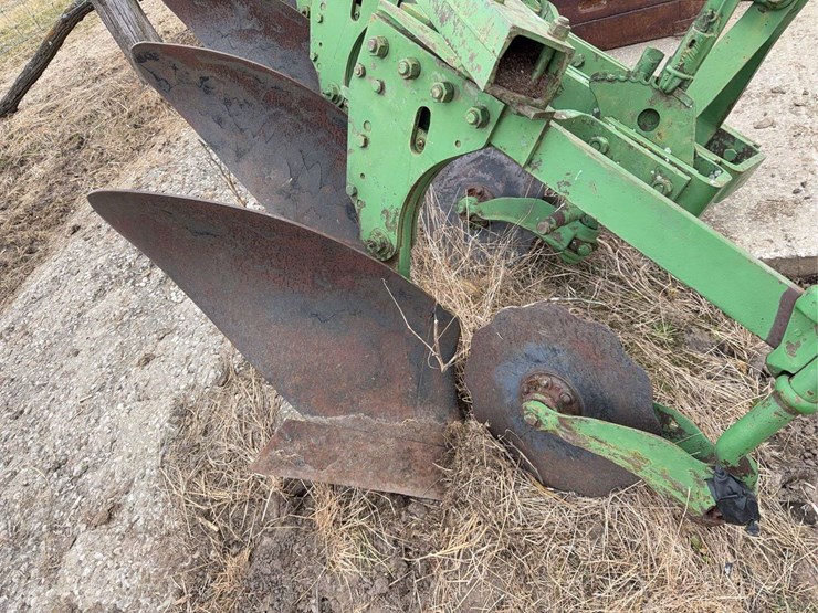john-deere-three-point-four-bottom-plow-image-8