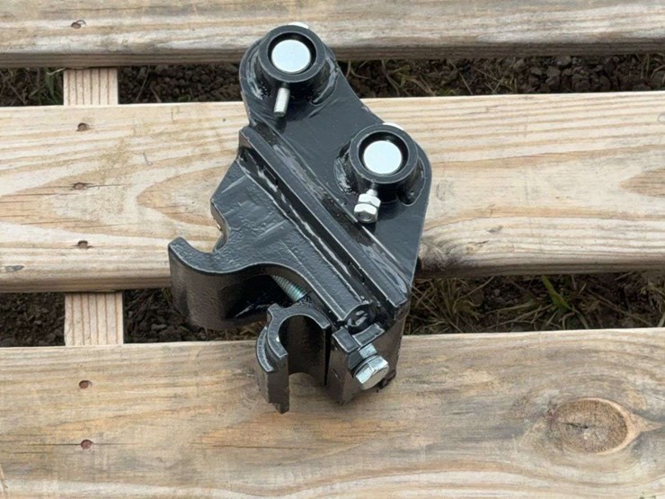 mini-excavator-quick-change-attachment-image-1
