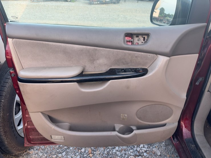 2004-toyota-sienna-image-30