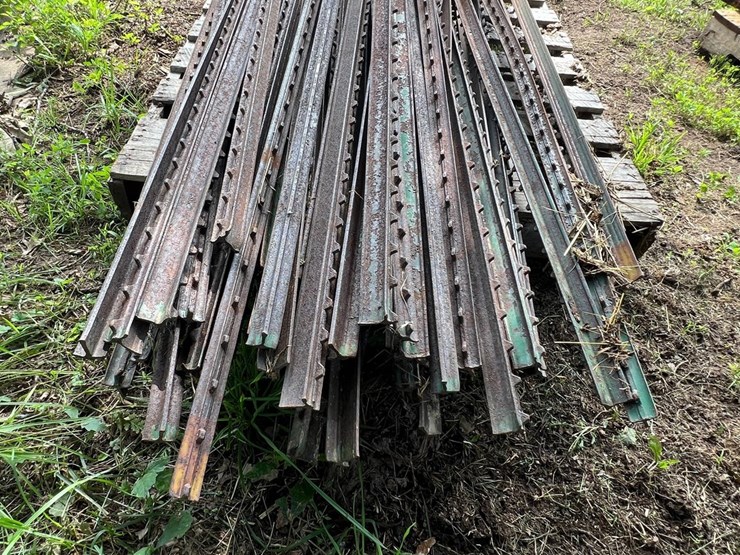 #9942-•-pallet-of-t-posts-image-2