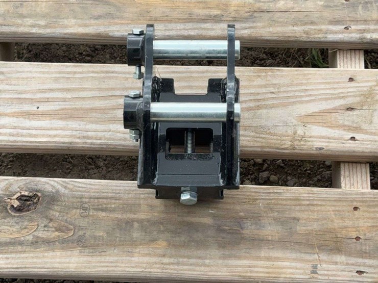 mini-excavator-quick-change-attachment-image-2