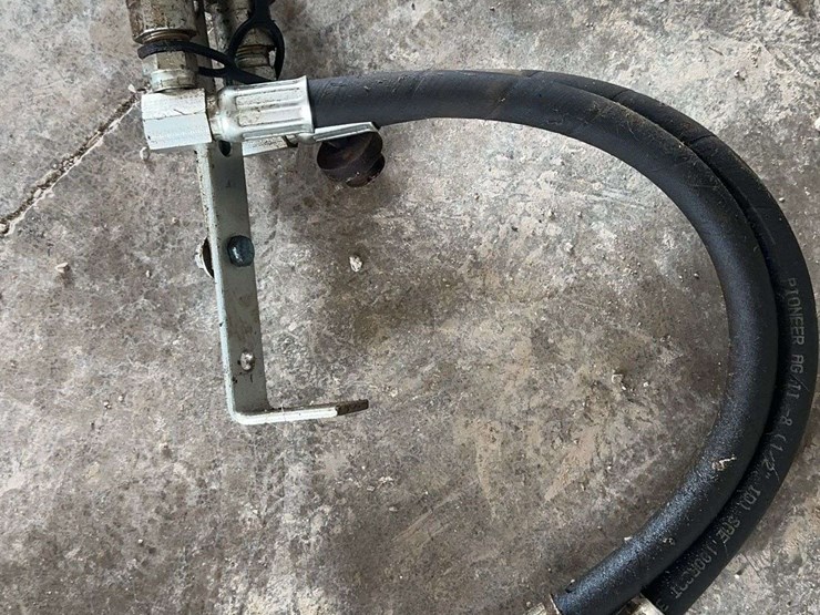 pioneer-ag-hydraulic-hoses-and-quick-disconnect-couplers-lot-image-4