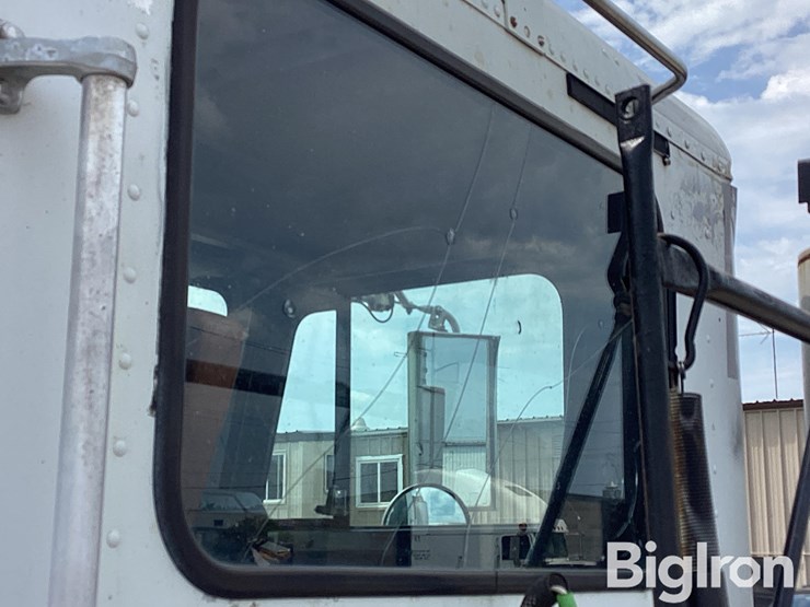 1999-freightliner-fld112-image-13