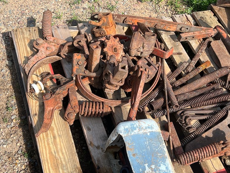 #9938-•-(3)-pallets-of-misc.-allis-chalmers-parts-image-6