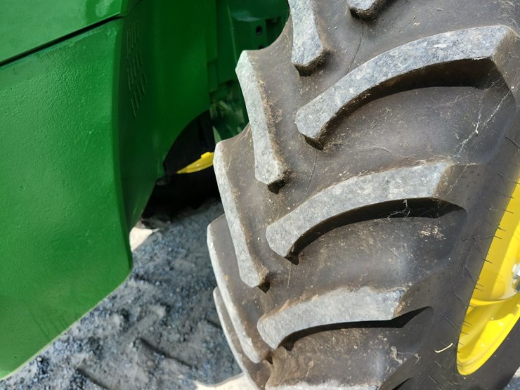 2013-john-deere-8235r-image-3