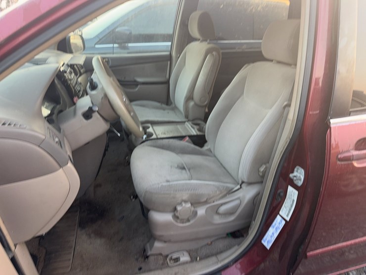 2004-toyota-sienna-image-32