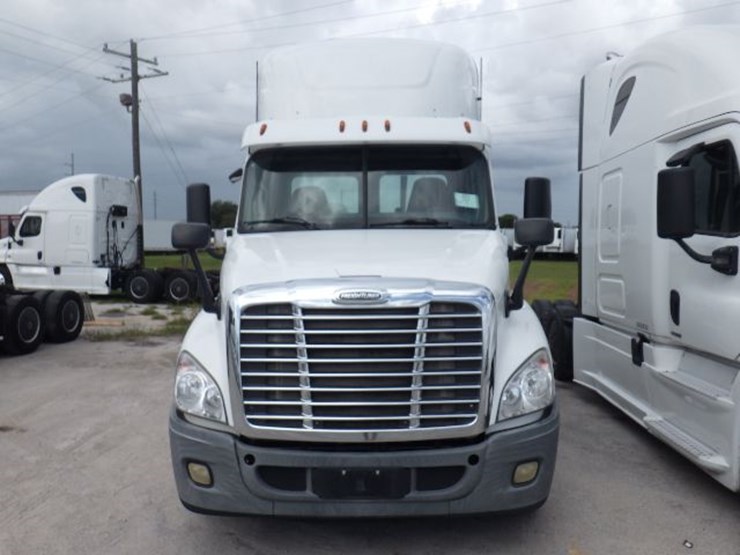 2016-freightliner-cascadia-125-evolution-image-2