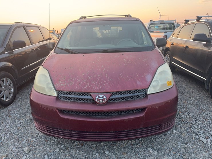 2004-toyota-sienna-image-2