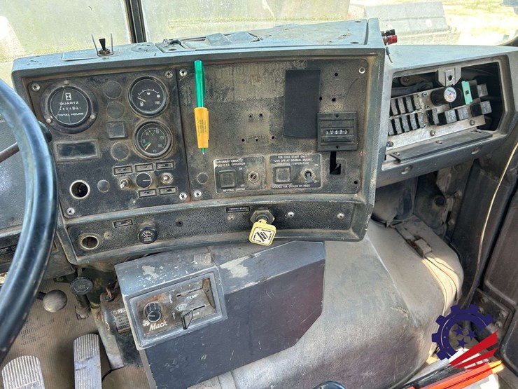 1997-mack-dm690s-image-56