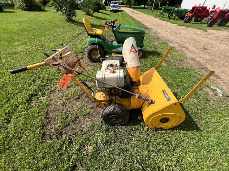 #9919-•-allis-chalmers-tracker-7-snow-blower-image-1