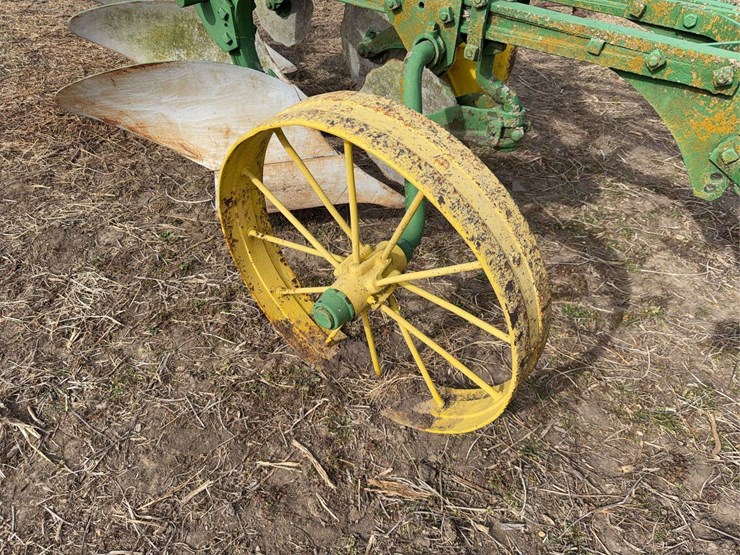 john-deere-pull-type-three-bottom-plow-image-10