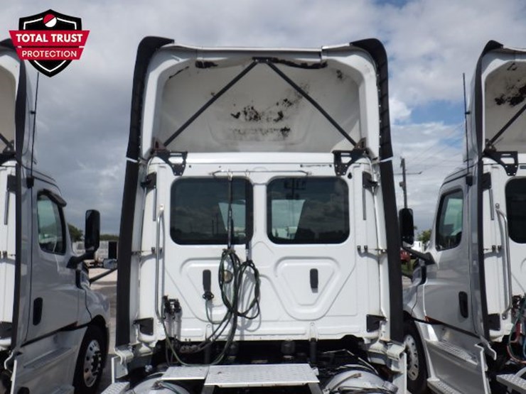 2020-freightliner-cascadia-126-image-9