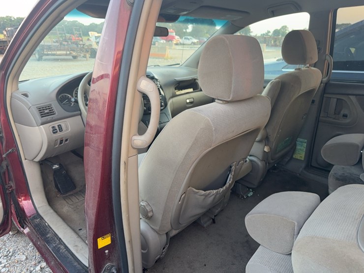 2004-toyota-sienna-image-29