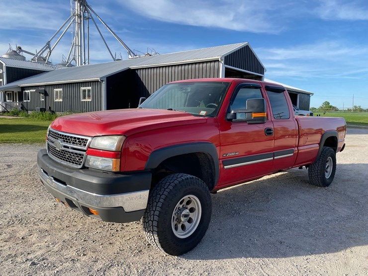 2005-chevrolet-2500-image-2