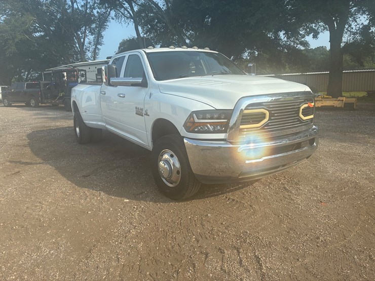 2014-dodge-3500-image-2