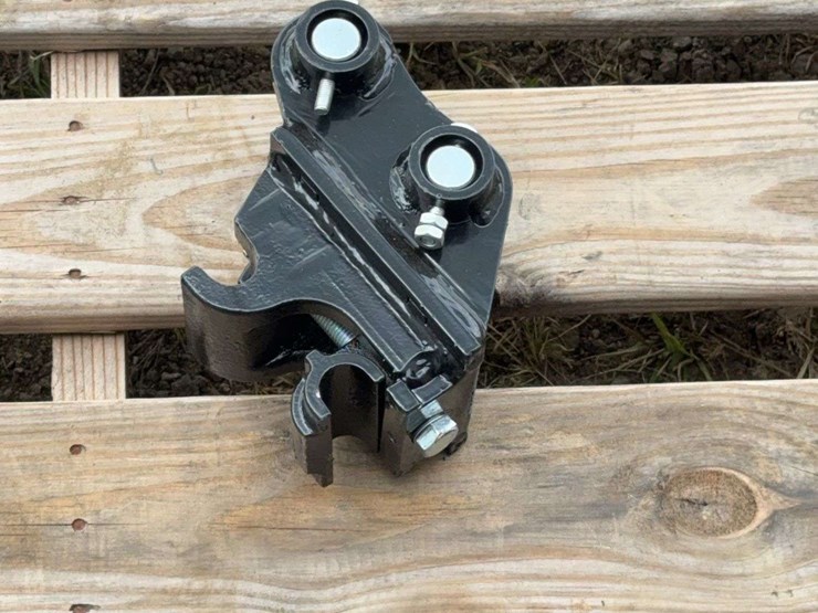 mini-excavator-quick-change-attachment-image-1