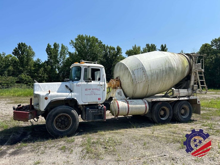 1995-mack-dm690s-image-1