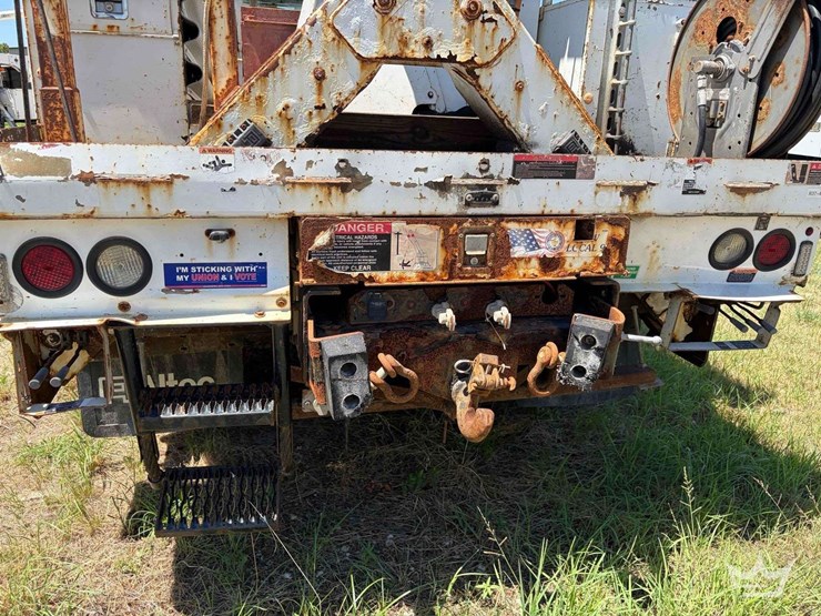 2018-freightliner-m2-106-image-23