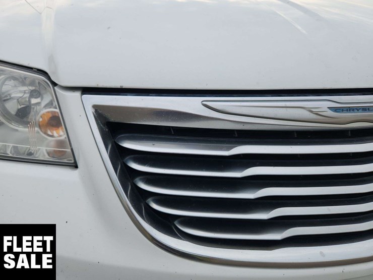 2015-chrysler-town-&-country-image-49