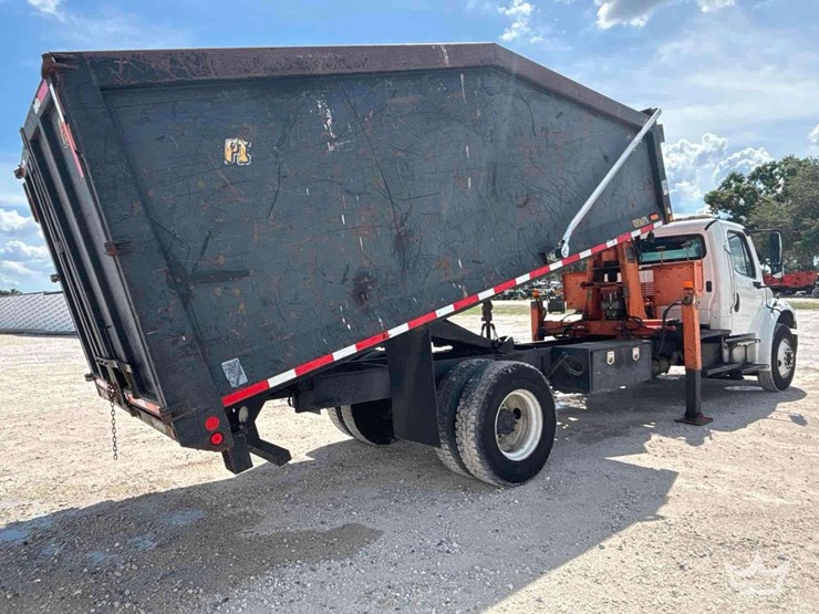 2014-freightliner-m2-106-image-3