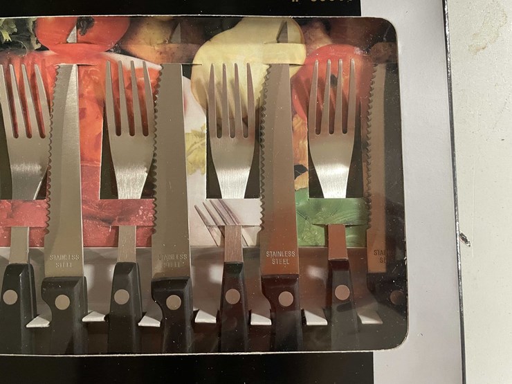 #10812-•-meat-eaters-12-piece-steak-knife-set-image-4