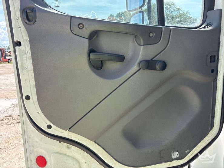 2014-freightliner-m2-106-image-25