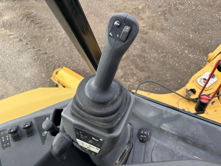 2022-caterpillar-430-image-39