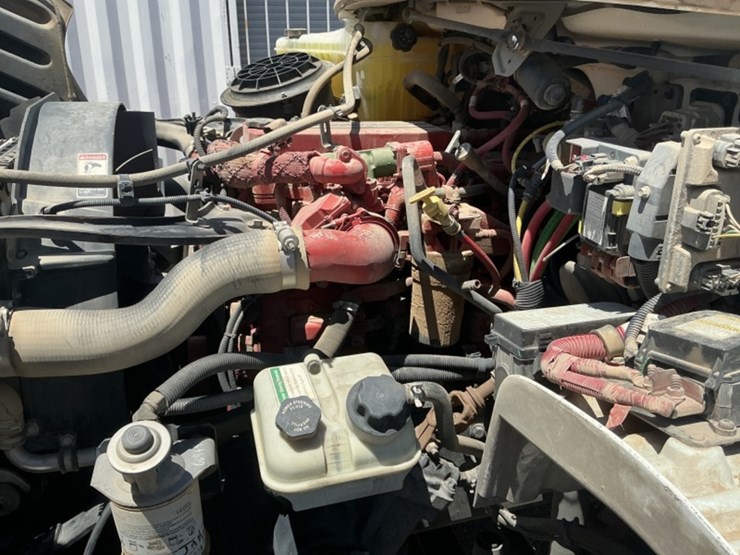 2013-freightliner-m2-106-image-12