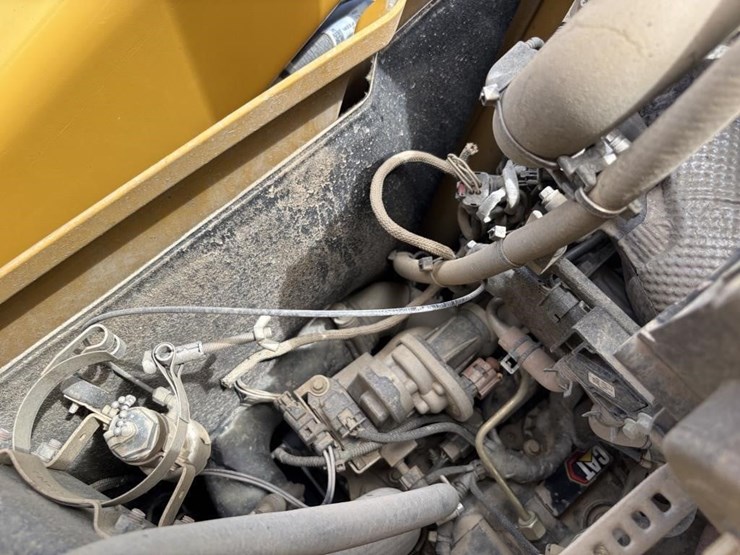 2022-caterpillar-430-image-58