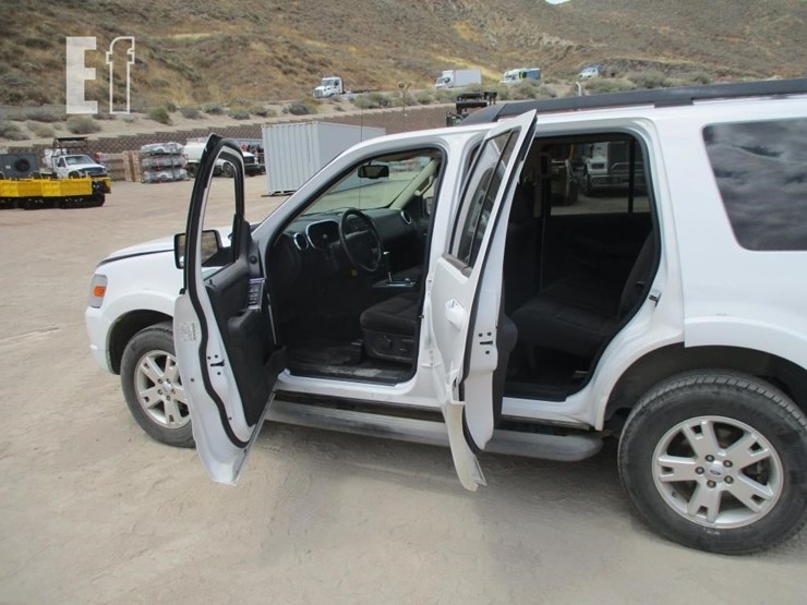 2010-ford-explorer-xlt-image-15