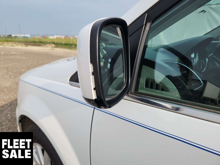 2016-chrysler-town-&-country-image-52