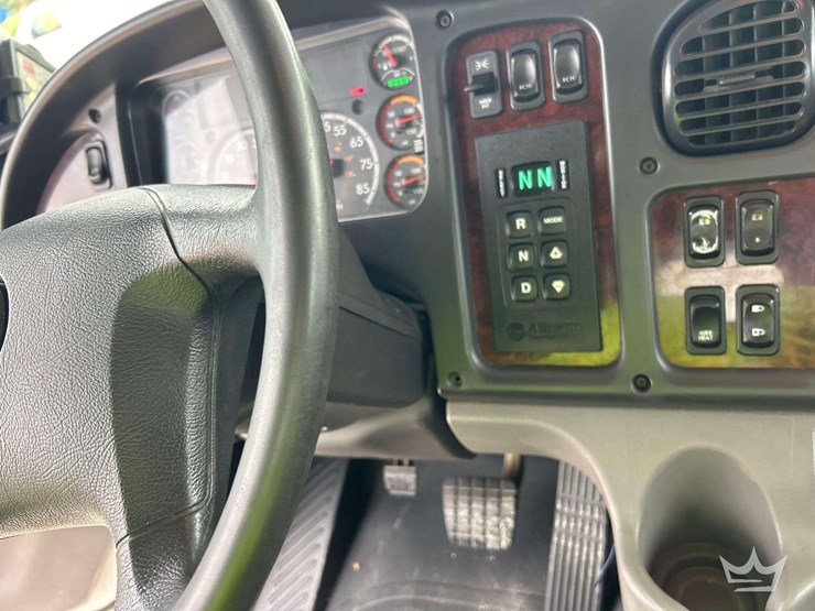 2020-freightliner-m2-106-image-26