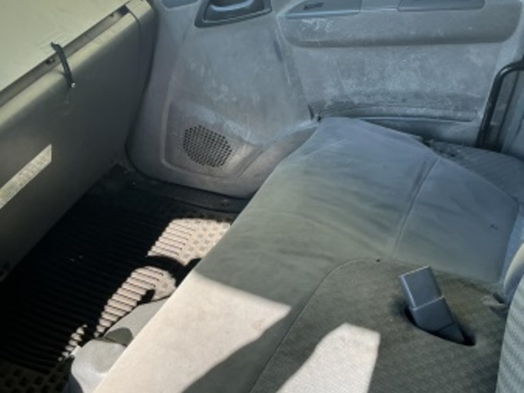 2010-isuzu-npr-image-17