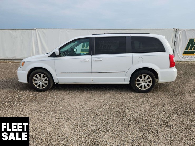 2015-chrysler-town-&-country-image-5