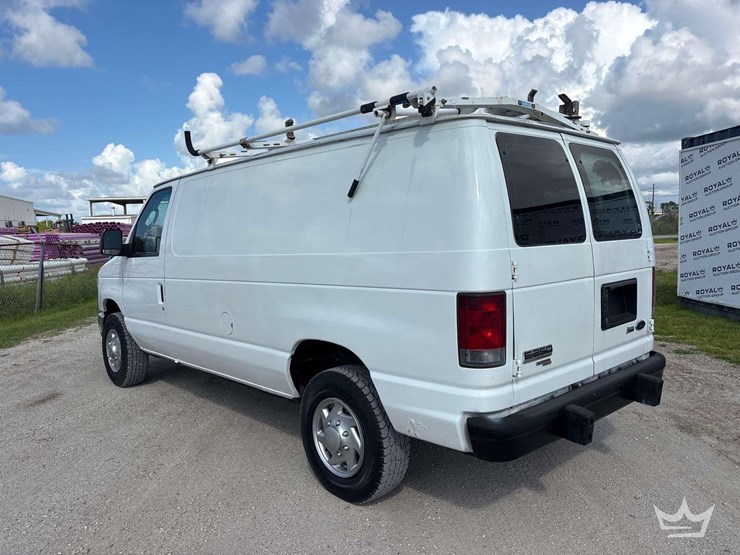 2014-ford-cargo-image-4