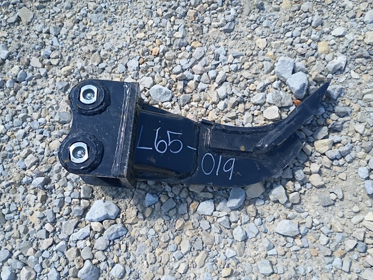 #l65-019-•-ireas-ripper-mini-excavator-attachment-image-1