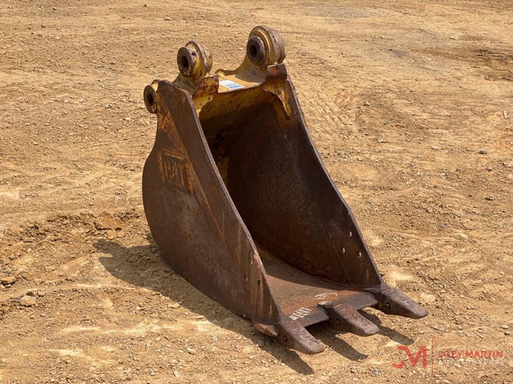 cat-18"-tooth-bucket-excavator-attachment-image-1