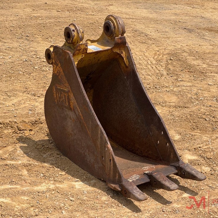 CAT 18" TOOTH BUCKET EXCAVATOR ATTACHMENT
