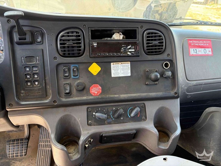 2018-freightliner-m2-106-image-28