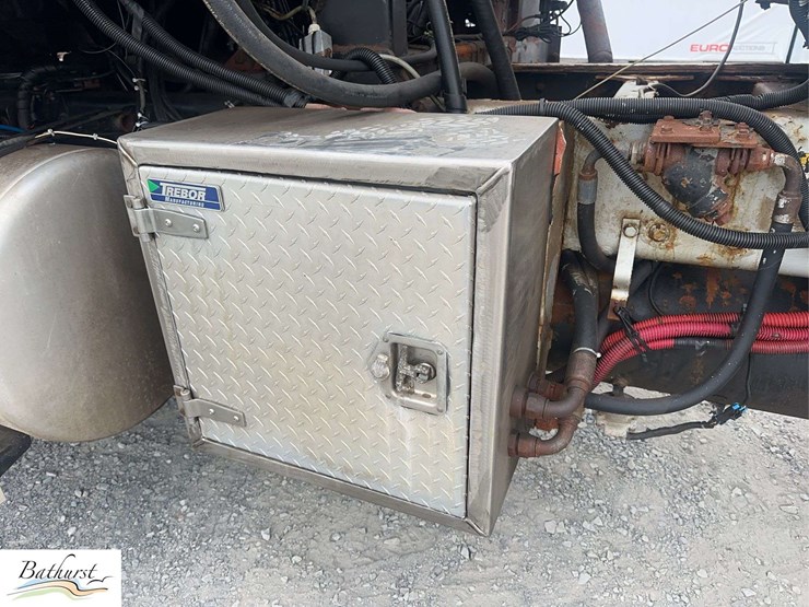 2010-freightliner-m2-106-image-21