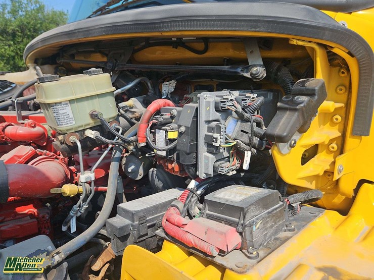 2015-freightliner-m2-106-image-21