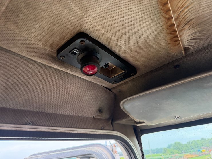 1989-peterbilt-379-image-82
